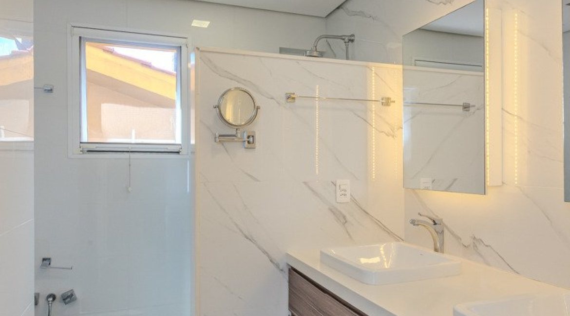 Casa em Condomínio à venda com 182m², 3 dormitórios, 1 suíte, 3 vagas, no bairro Cavalhada em Porto Alegre