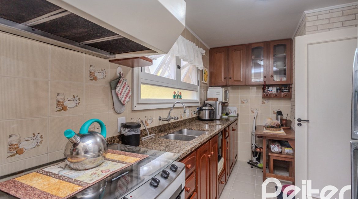 Casa em Condomínio à venda com 182m², 3 dormitórios, 1 suíte, 3 vagas, no bairro Cavalhada em Porto Alegre