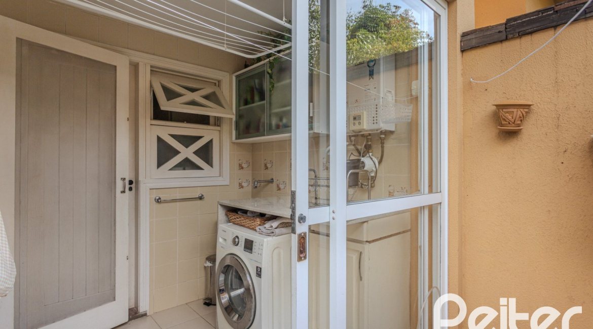 Casa em Condomínio à venda com 182m², 3 dormitórios, 1 suíte, 3 vagas, no bairro Cavalhada em Porto Alegre