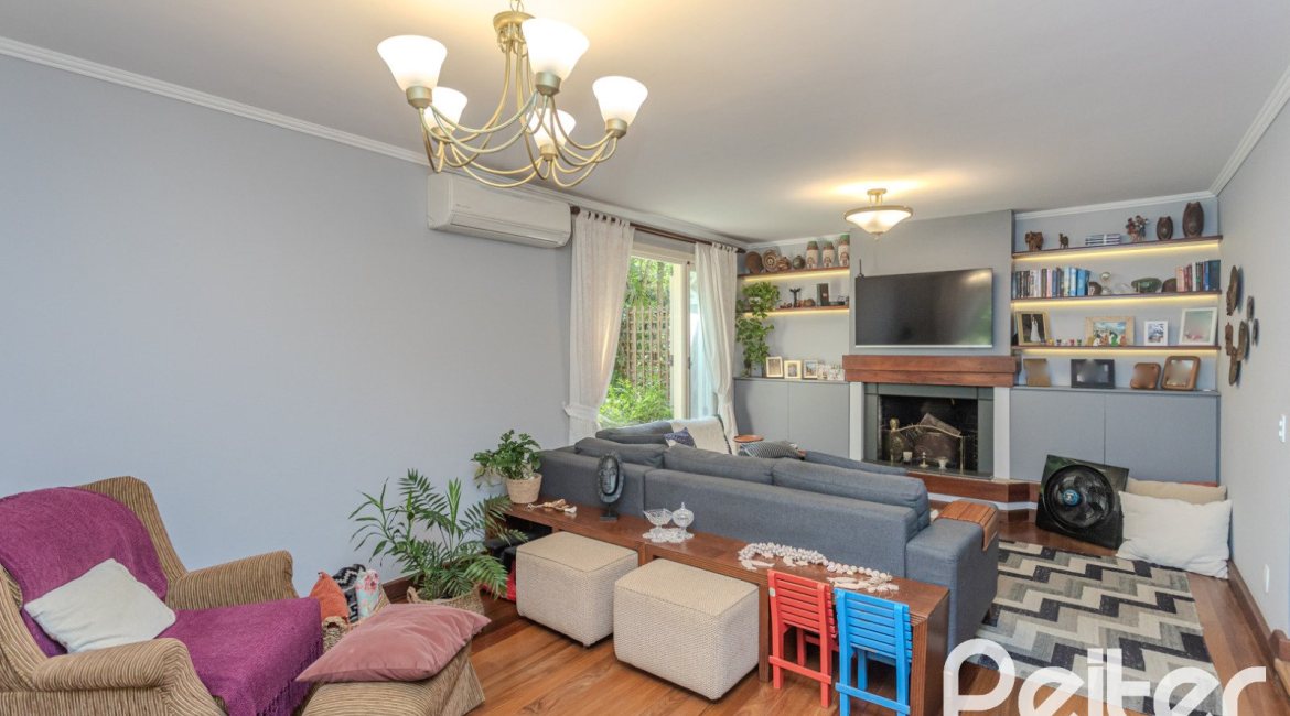 Casa em Condomínio à venda com 182m², 3 dormitórios, 1 suíte, 3 vagas, no bairro Cavalhada em Porto Alegre