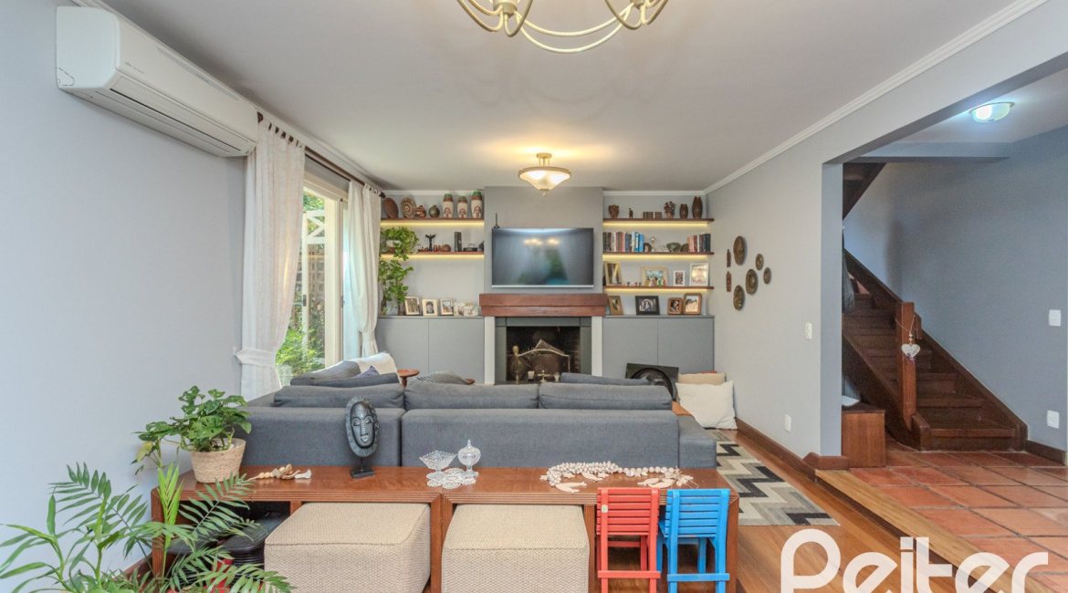 Casa em Condomínio à venda com 182m², 3 dormitórios, 1 suíte, 3 vagas, no bairro Cavalhada em Porto Alegre