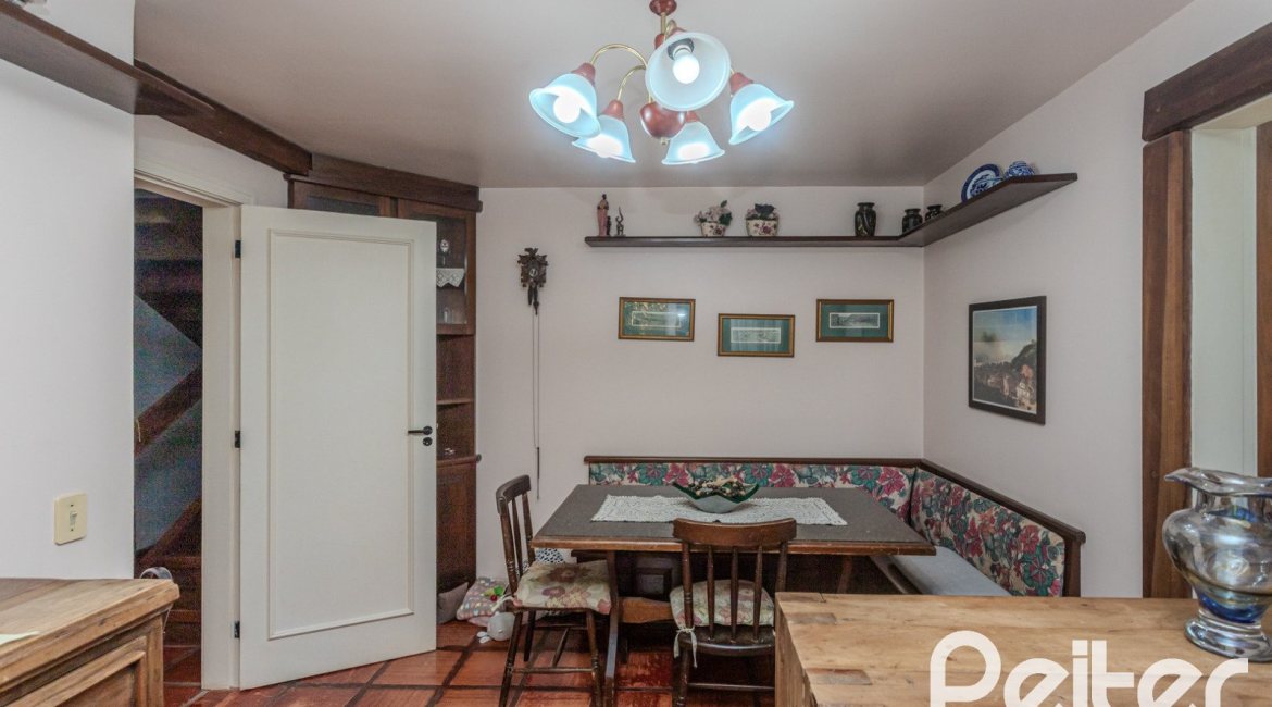 Casa em Condomínio à venda com 182m², 3 dormitórios, 1 suíte, 3 vagas, no bairro Cavalhada em Porto Alegre