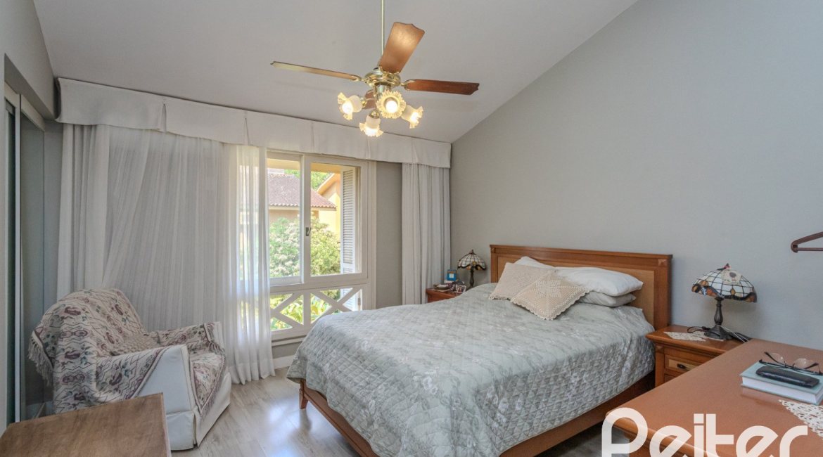 Casa em Condomínio à venda com 182m², 3 dormitórios, 1 suíte, 3 vagas, no bairro Cavalhada em Porto Alegre