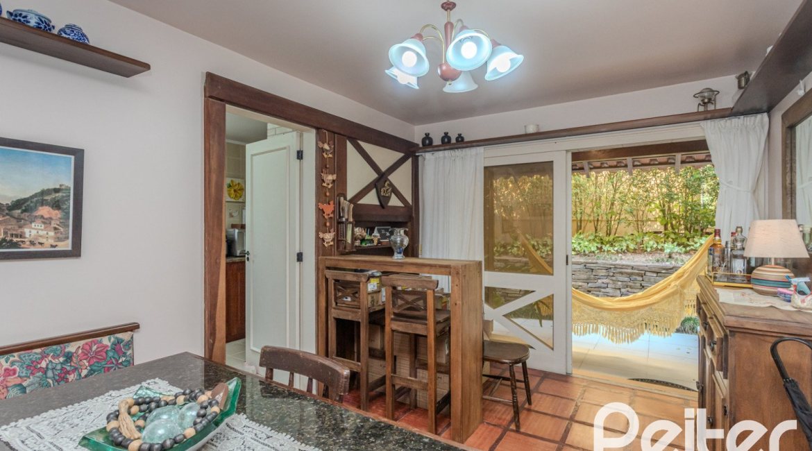 Casa em Condomínio à venda com 182m², 3 dormitórios, 1 suíte, 3 vagas, no bairro Cavalhada em Porto Alegre