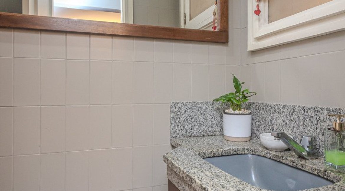 Casa em Condomínio à venda com 182m², 3 dormitórios, 1 suíte, 3 vagas, no bairro Cavalhada em Porto Alegre