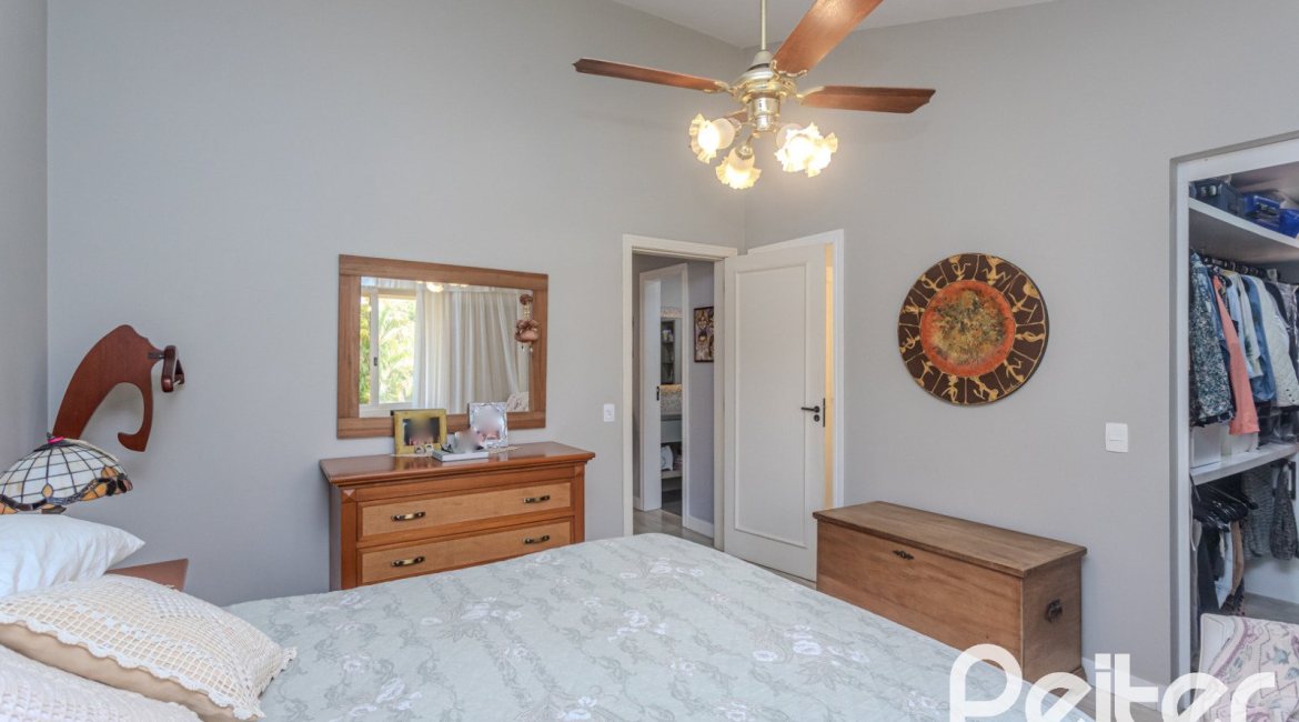 Casa em Condomínio à venda com 182m², 3 dormitórios, 1 suíte, 3 vagas, no bairro Cavalhada em Porto Alegre