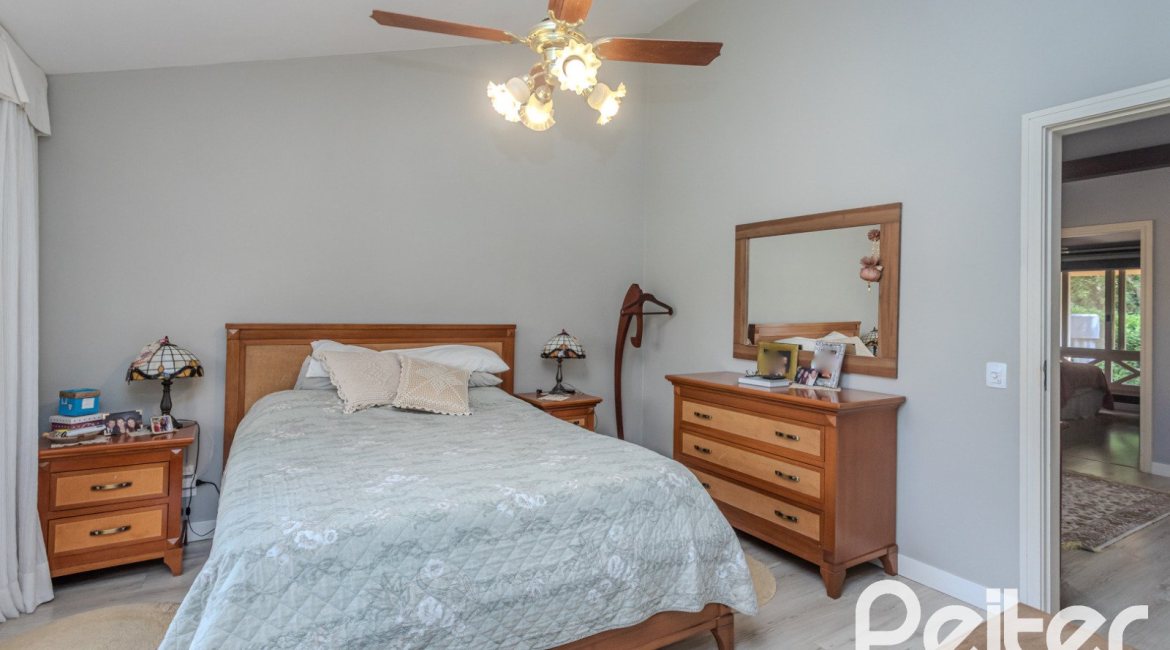 Casa em Condomínio à venda com 182m², 3 dormitórios, 1 suíte, 3 vagas, no bairro Cavalhada em Porto Alegre