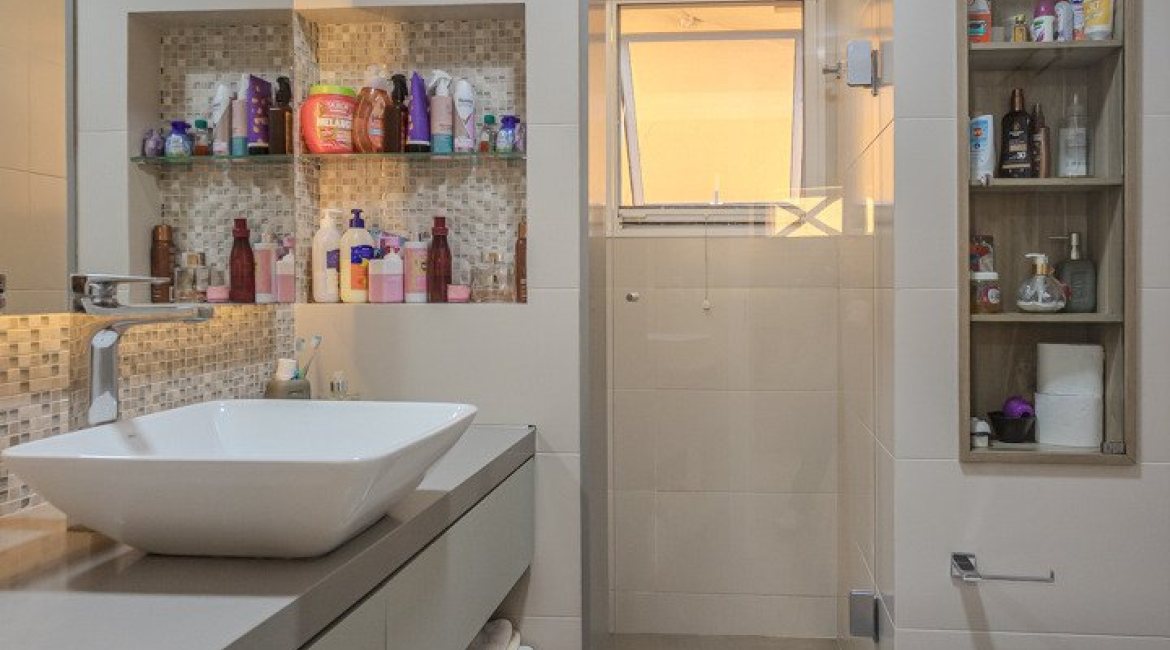 Casa em Condomínio à venda com 182m², 3 dormitórios, 1 suíte, 3 vagas, no bairro Cavalhada em Porto Alegre