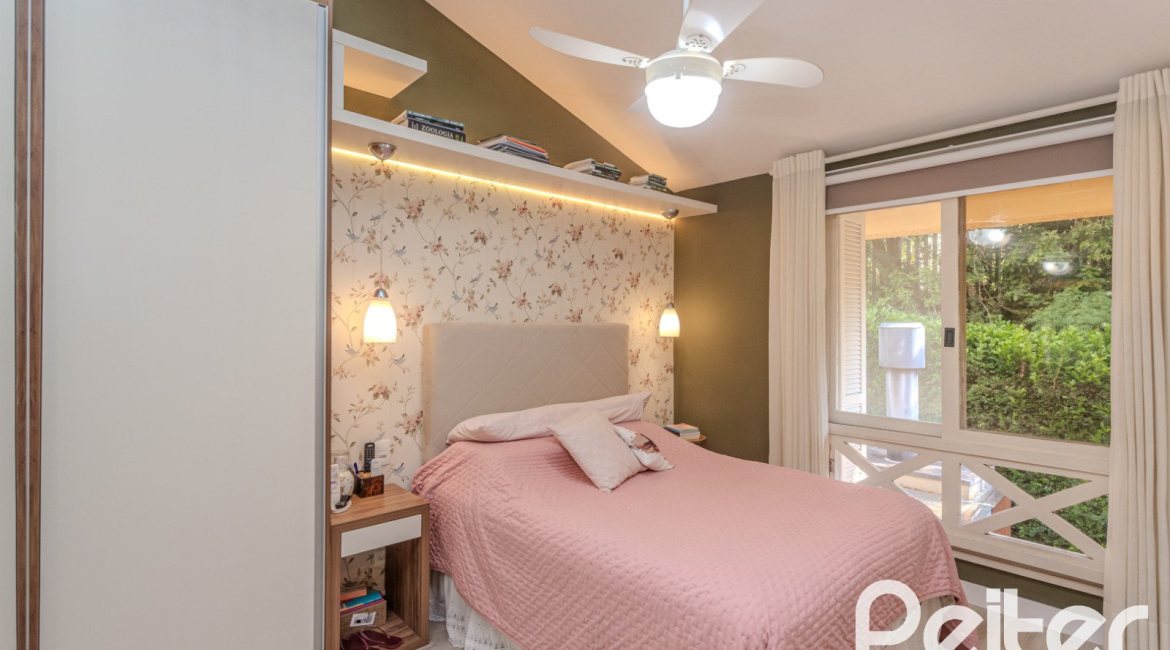 Casa em Condomínio à venda com 182m², 3 dormitórios, 1 suíte, 3 vagas, no bairro Cavalhada em Porto Alegre