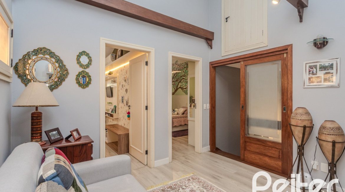 Casa em Condomínio à venda com 182m², 3 dormitórios, 1 suíte, 3 vagas, no bairro Cavalhada em Porto Alegre