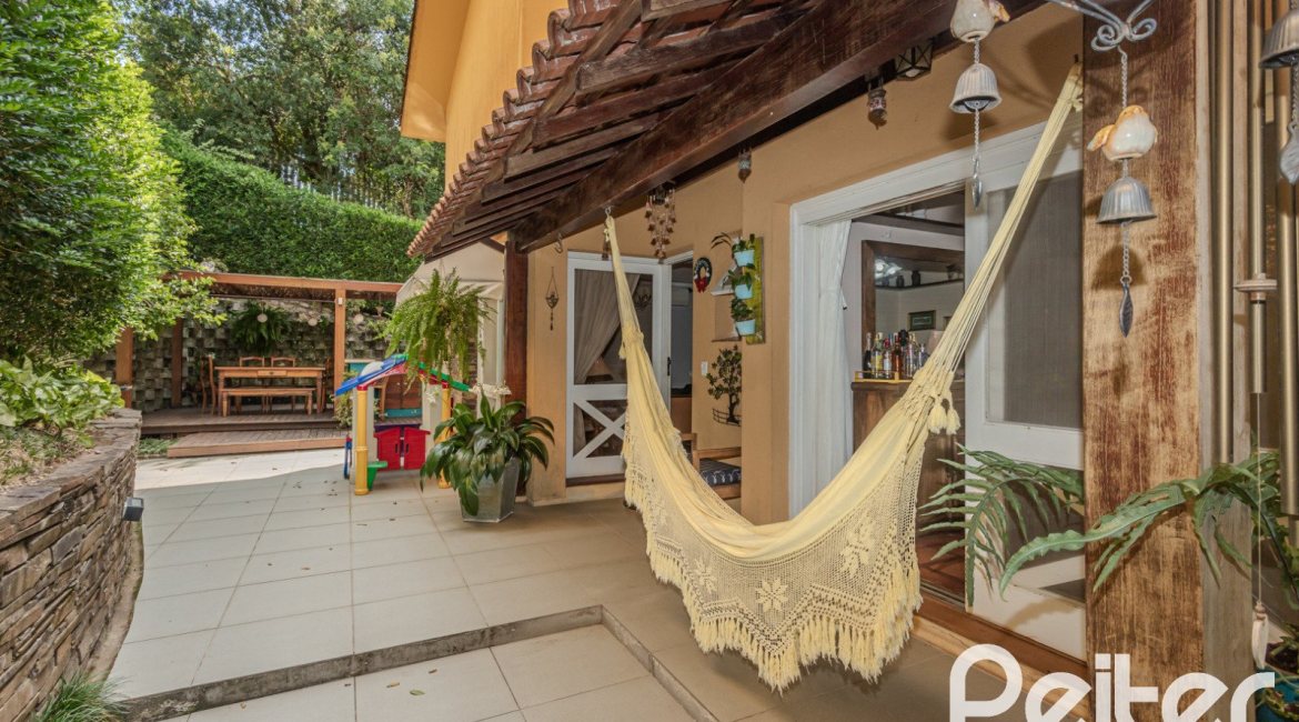 Casa em Condomínio à venda com 182m², 3 dormitórios, 1 suíte, 3 vagas, no bairro Cavalhada em Porto Alegre