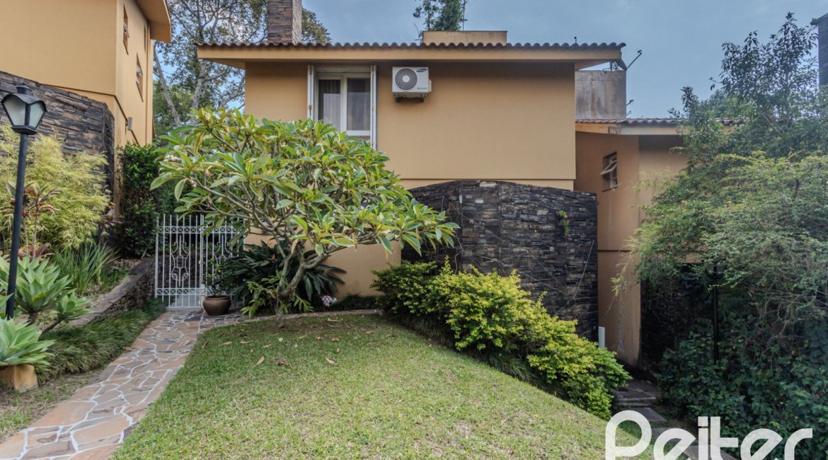 Casa em Condomínio à venda com 182m², 3 dormitórios, 1 suíte, 3 vagas, no bairro Cavalhada em Porto Alegre