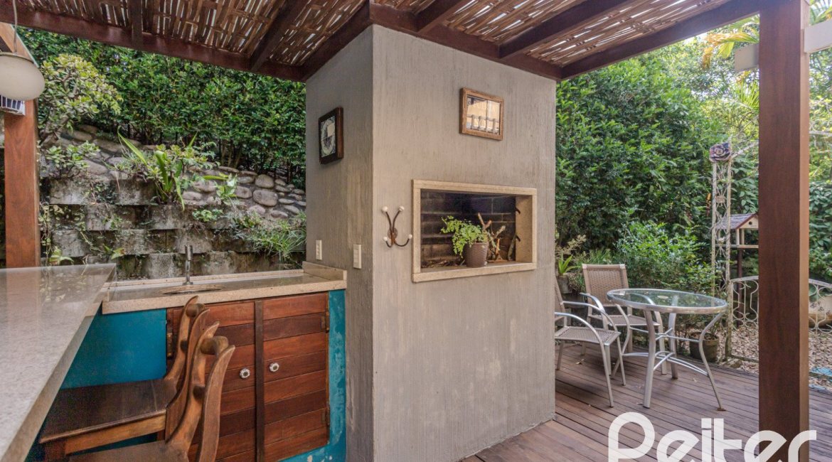 Casa em Condomínio à venda com 182m², 3 dormitórios, 1 suíte, 3 vagas, no bairro Cavalhada em Porto Alegre