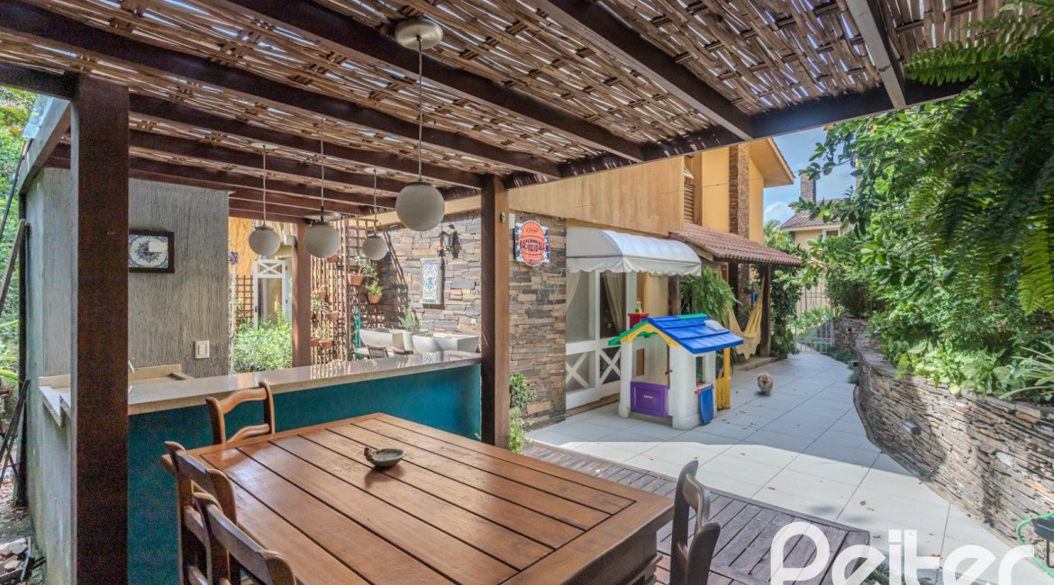 Casa em Condomínio à venda com 182m², 3 dormitórios, 1 suíte, 3 vagas, no bairro Cavalhada em Porto Alegre