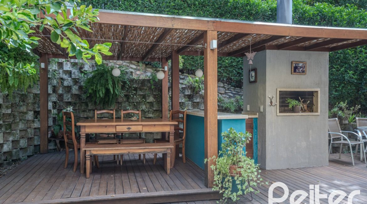 Casa em Condomínio à venda com 182m², 3 dormitórios, 1 suíte, 3 vagas, no bairro Cavalhada em Porto Alegre