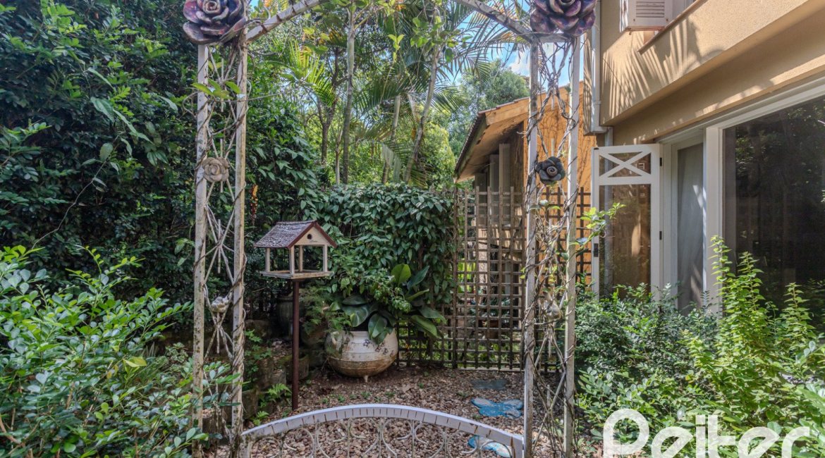 Casa em Condomínio à venda com 182m², 3 dormitórios, 1 suíte, 3 vagas, no bairro Cavalhada em Porto Alegre