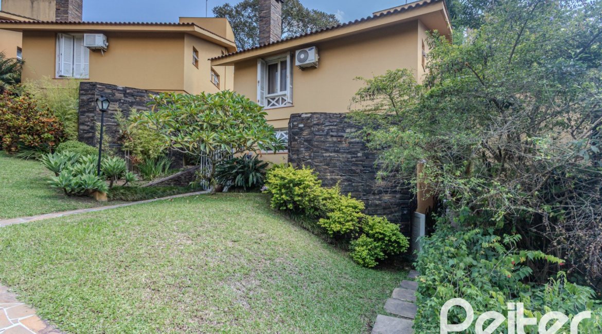 Casa em Condomínio à venda com 182m², 3 dormitórios, 1 suíte, 3 vagas, no bairro Cavalhada em Porto Alegre