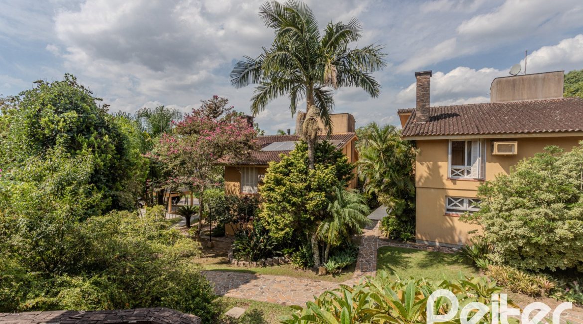 Casa em Condomínio à venda com 182m², 3 dormitórios, 1 suíte, 3 vagas, no bairro Cavalhada em Porto Alegre