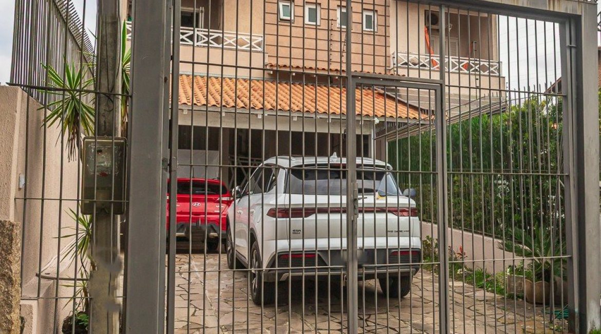 Casa à venda com 182m², 4 dormitórios, 3 suítes, 4 vagas, no bairro Espírito Santo em Porto Alegre