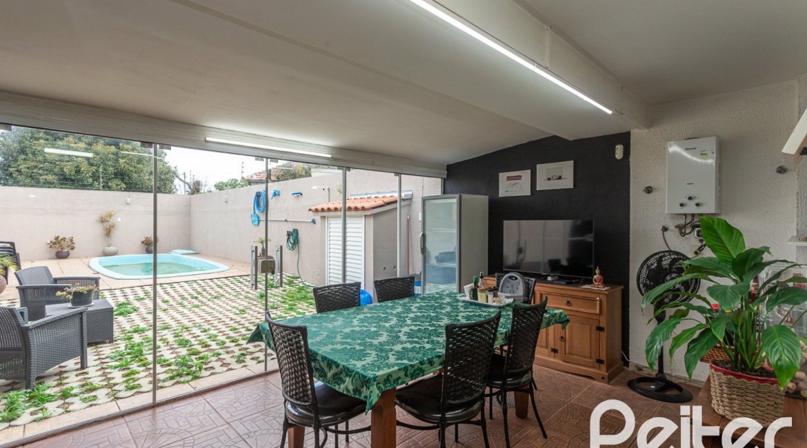 Casa à venda com 182m², 4 dormitórios, 3 suítes, 4 vagas, no bairro Espírito Santo em Porto Alegre