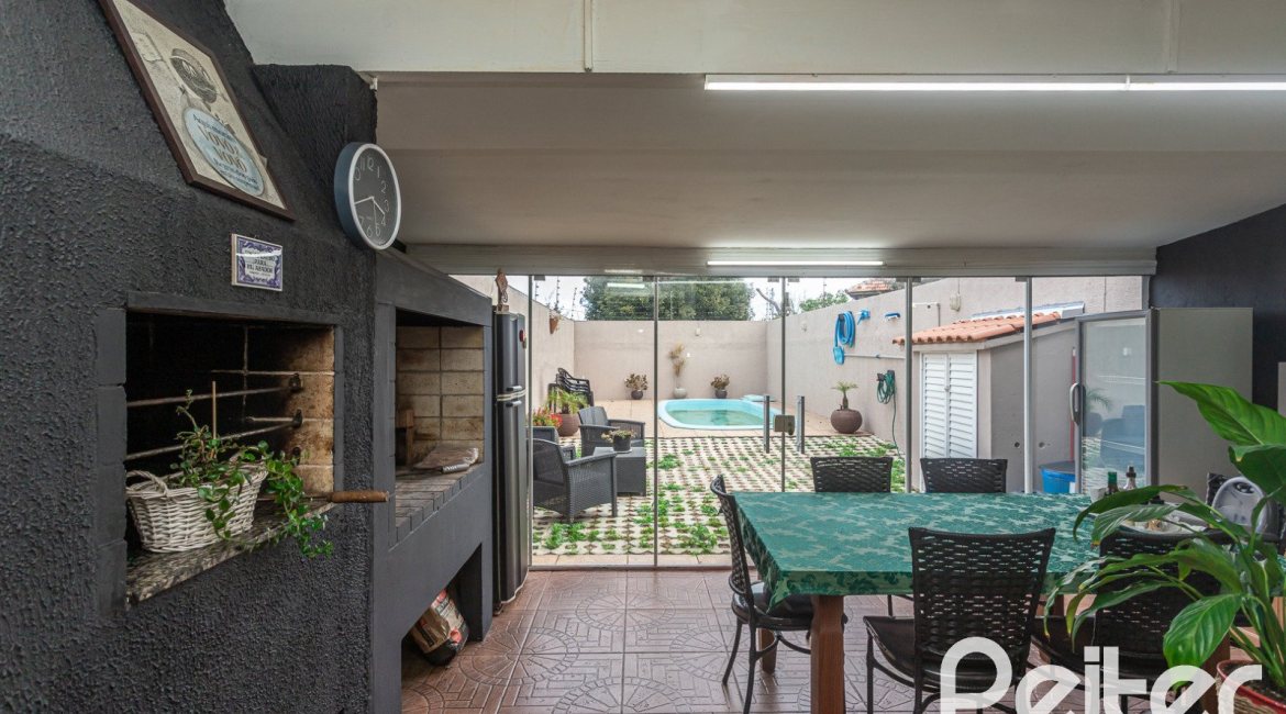 Casa à venda com 182m², 4 dormitórios, 3 suítes, 4 vagas, no bairro Espírito Santo em Porto Alegre