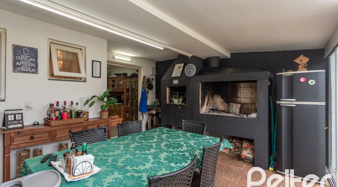 Casa à venda com 182m², 4 dormitórios, 3 suítes, 4 vagas, no bairro Espírito Santo em Porto Alegre