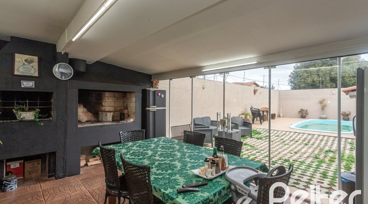 Casa à venda com 182m², 4 dormitórios, 3 suítes, 4 vagas, no bairro Espírito Santo em Porto Alegre