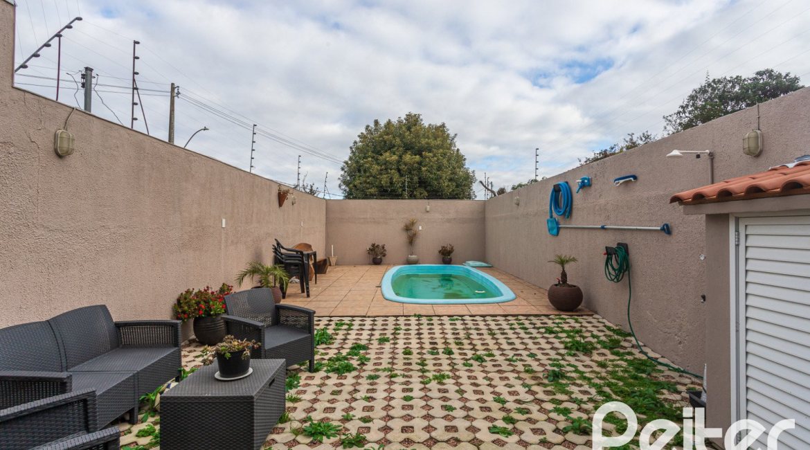 Casa à venda com 182m², 4 dormitórios, 3 suítes, 4 vagas, no bairro Espírito Santo em Porto Alegre