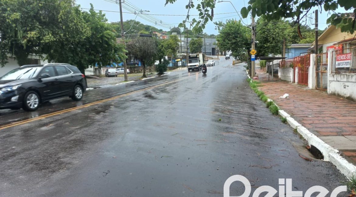 Terreno à venda com 335m², no bairro Cavalhada em Porto Alegre