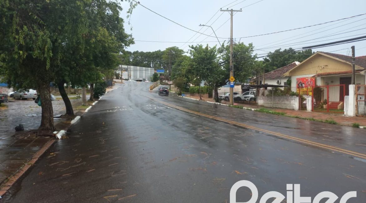 Terreno à venda com 335m², no bairro Cavalhada em Porto Alegre