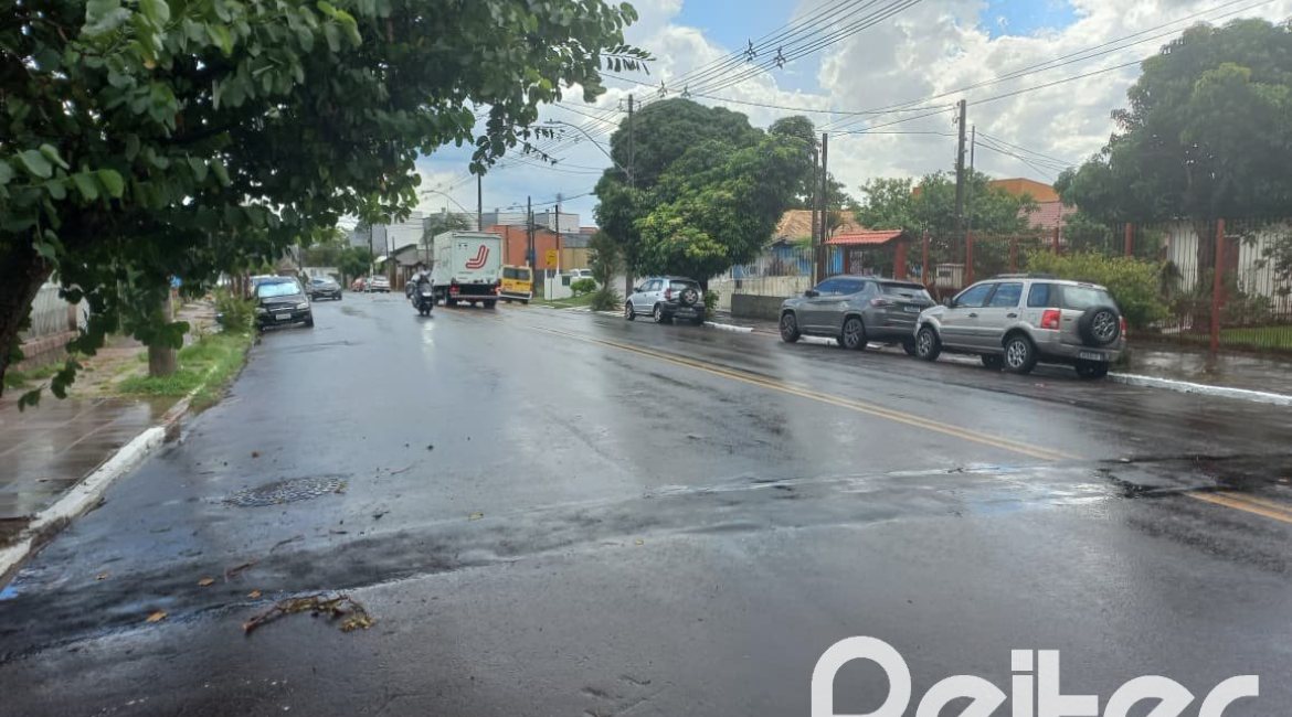Terreno à venda com 335m², no bairro Cavalhada em Porto Alegre