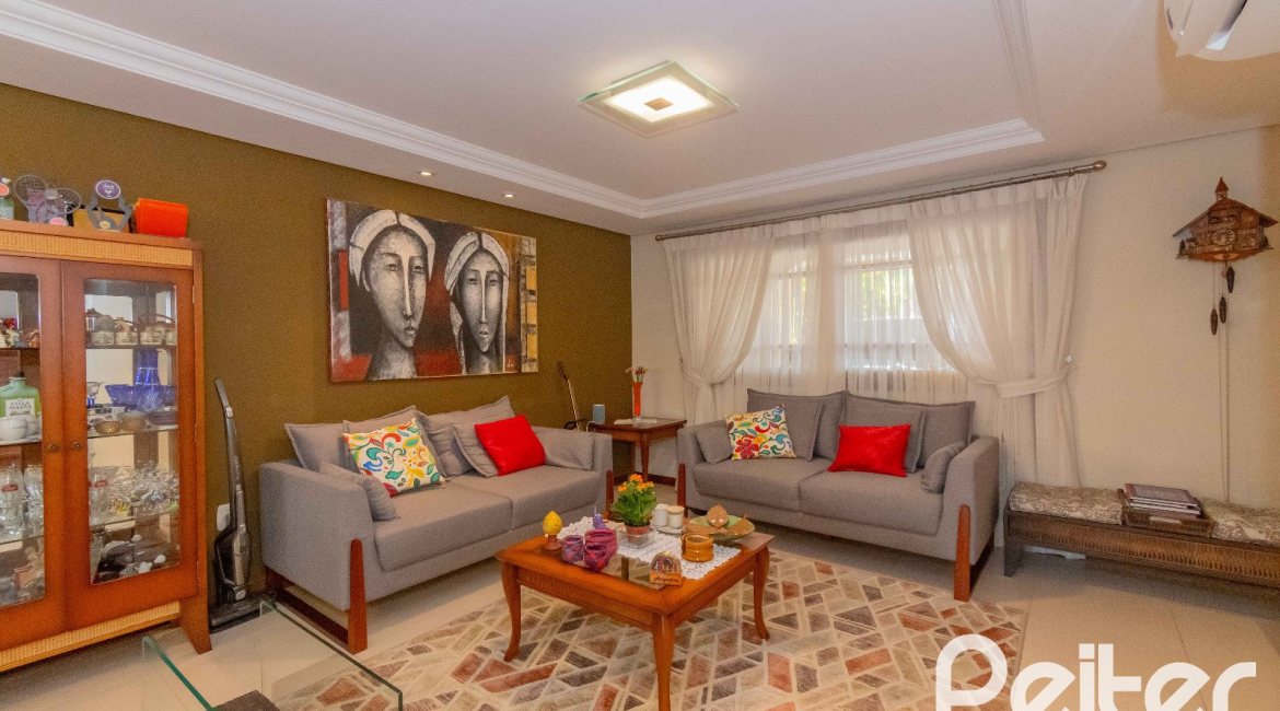 Casa à venda com 240m², 3 dormitórios, 1 suíte, 2 vagas, no bairro Tristeza em Porto Alegre