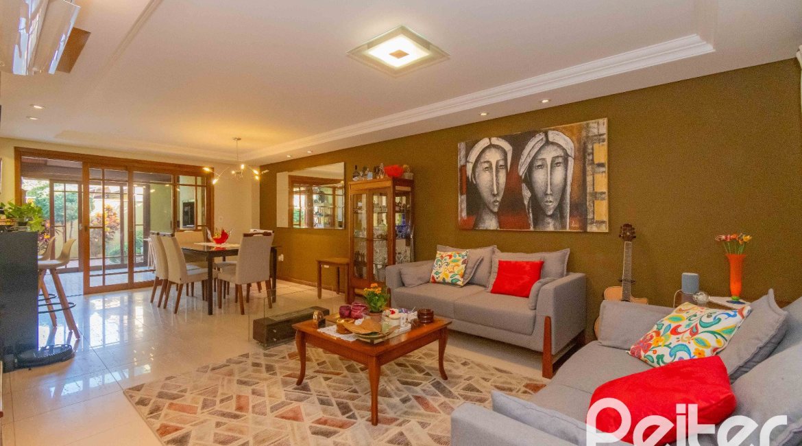 Casa à venda com 240m², 3 dormitórios, 1 suíte, 2 vagas, no bairro Tristeza em Porto Alegre