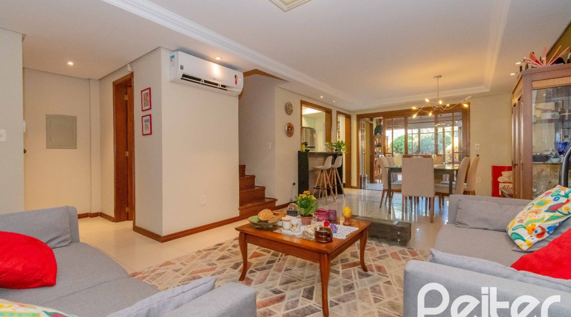 Casa à venda com 240m², 3 dormitórios, 1 suíte, 2 vagas, no bairro Tristeza em Porto Alegre