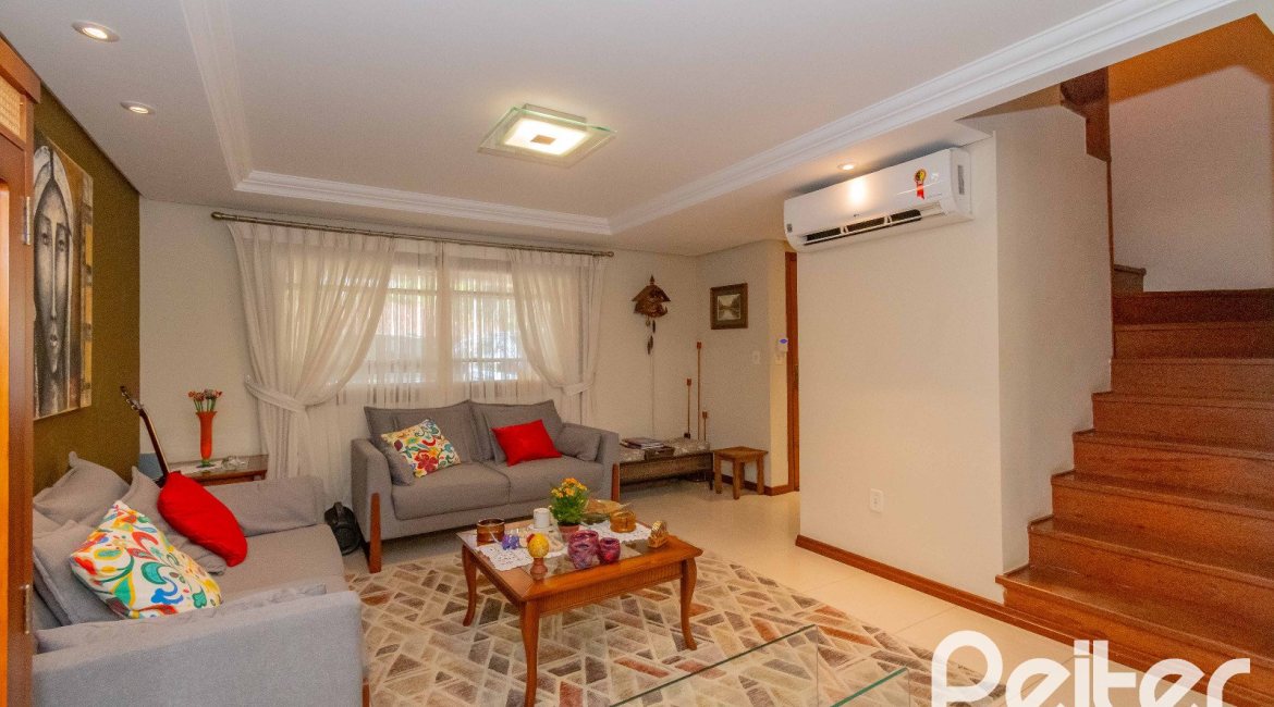 Casa à venda com 240m², 3 dormitórios, 1 suíte, 2 vagas, no bairro Tristeza em Porto Alegre