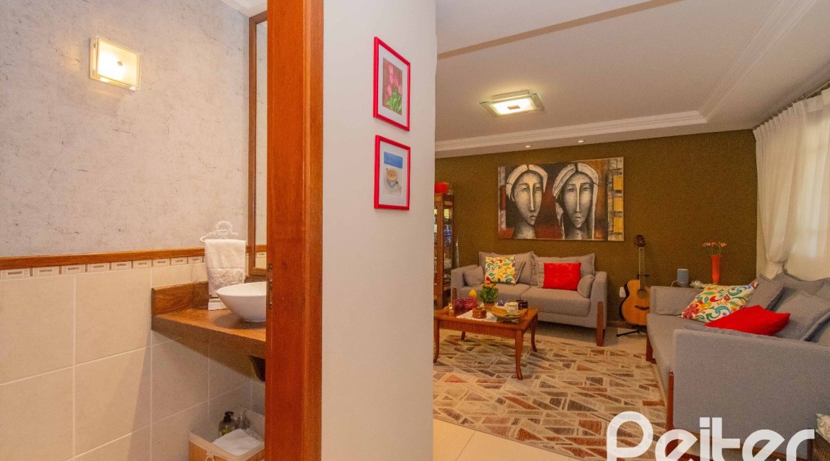 Casa à venda com 240m², 3 dormitórios, 1 suíte, 2 vagas, no bairro Tristeza em Porto Alegre