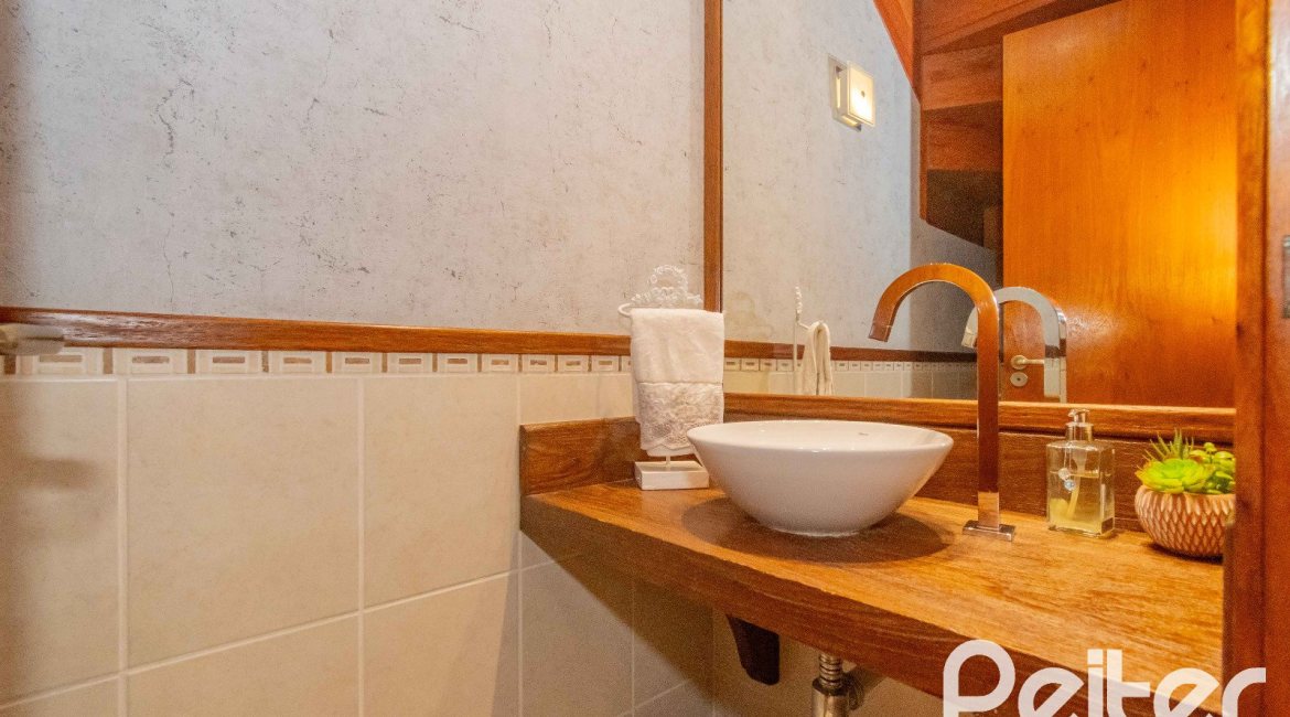 Casa à venda com 240m², 3 dormitórios, 1 suíte, 2 vagas, no bairro Tristeza em Porto Alegre