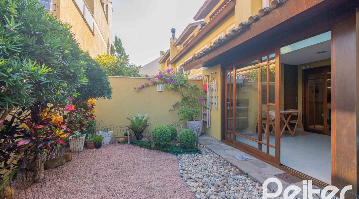 Casa à venda com 240m², 3 dormitórios, 1 suíte, 2 vagas, no bairro Tristeza em Porto Alegre