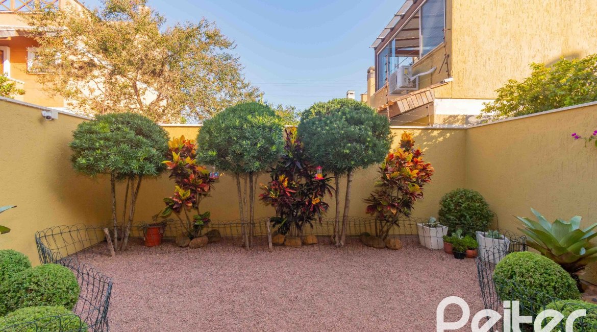 Casa à venda com 240m², 3 dormitórios, 1 suíte, 2 vagas, no bairro Tristeza em Porto Alegre