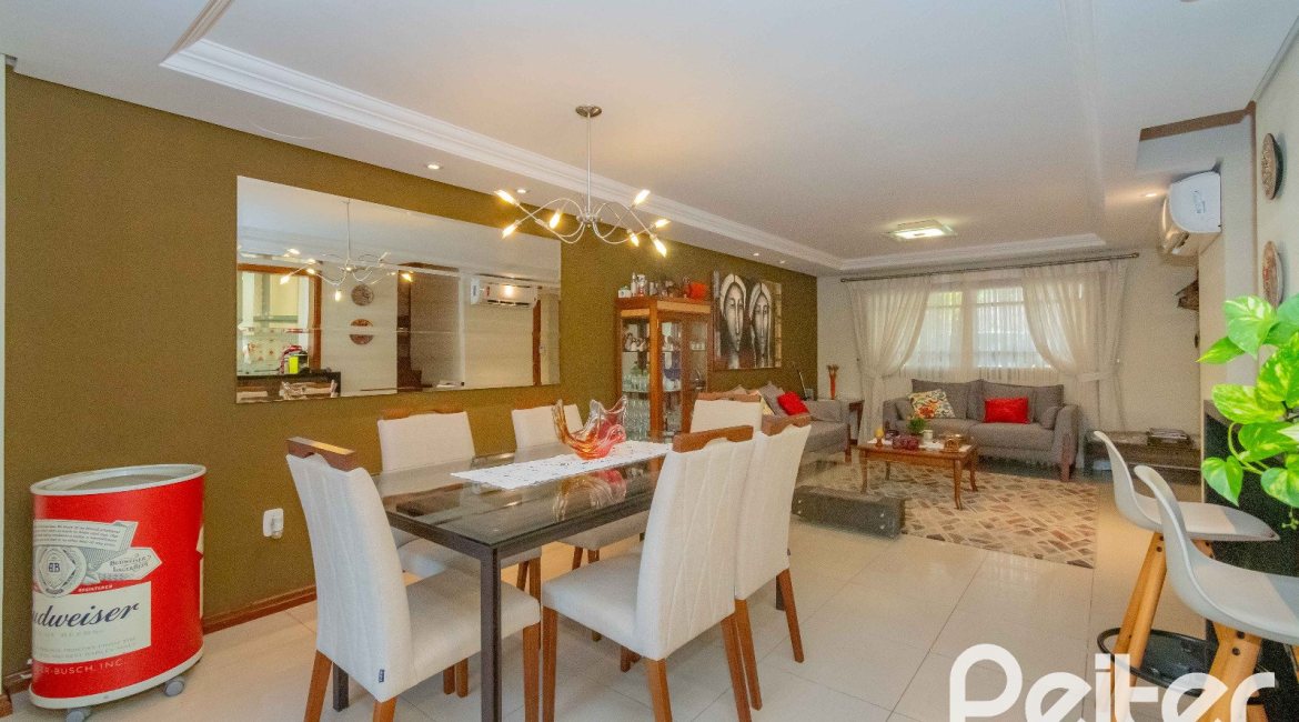 Casa à venda com 240m², 3 dormitórios, 1 suíte, 2 vagas, no bairro Tristeza em Porto Alegre