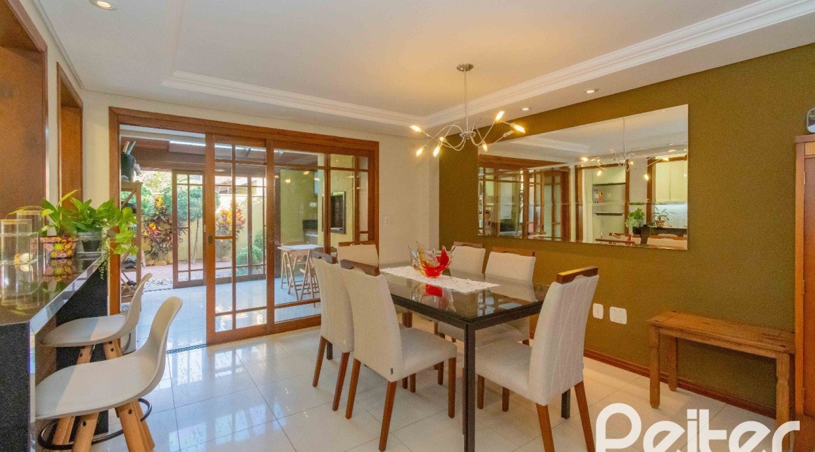 Casa à venda com 240m², 3 dormitórios, 1 suíte, 2 vagas, no bairro Tristeza em Porto Alegre