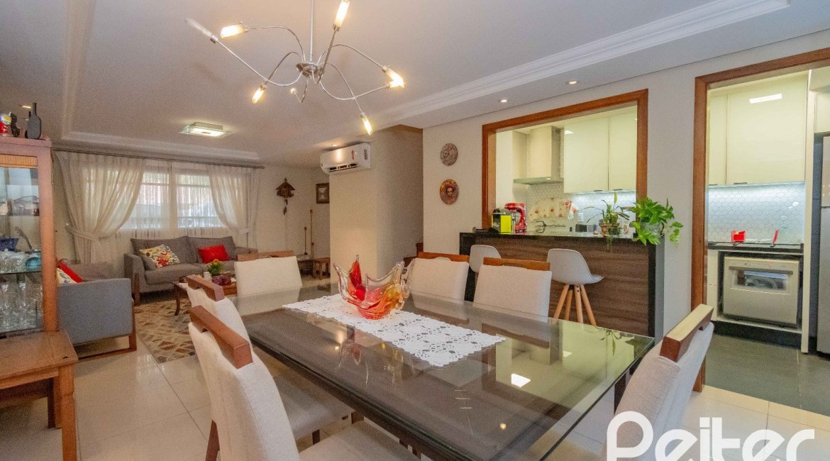 Casa à venda com 240m², 3 dormitórios, 1 suíte, 2 vagas, no bairro Tristeza em Porto Alegre