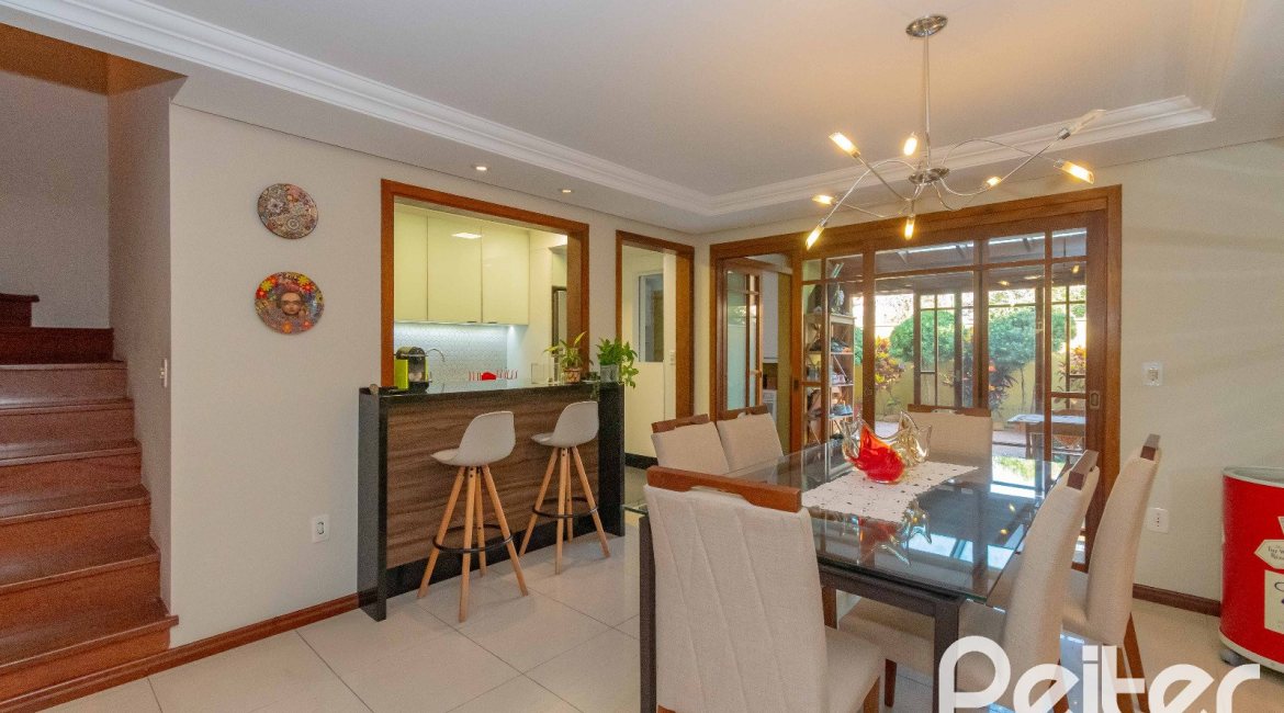 Casa à venda com 240m², 3 dormitórios, 1 suíte, 2 vagas, no bairro Tristeza em Porto Alegre