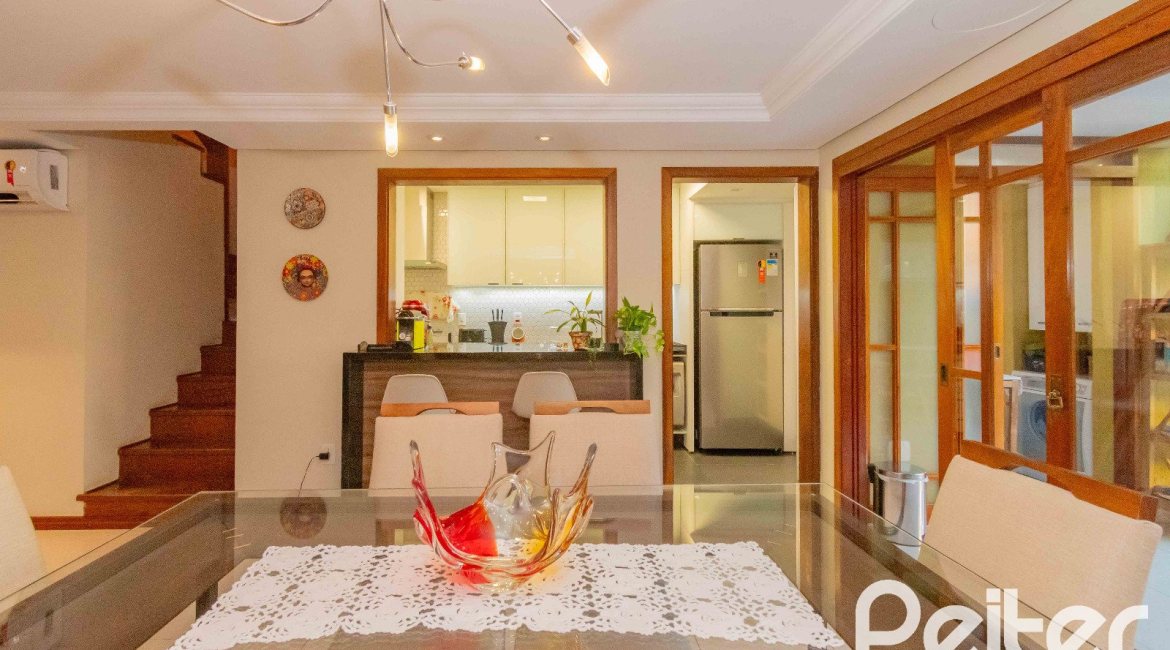 Casa à venda com 240m², 3 dormitórios, 1 suíte, 2 vagas, no bairro Tristeza em Porto Alegre