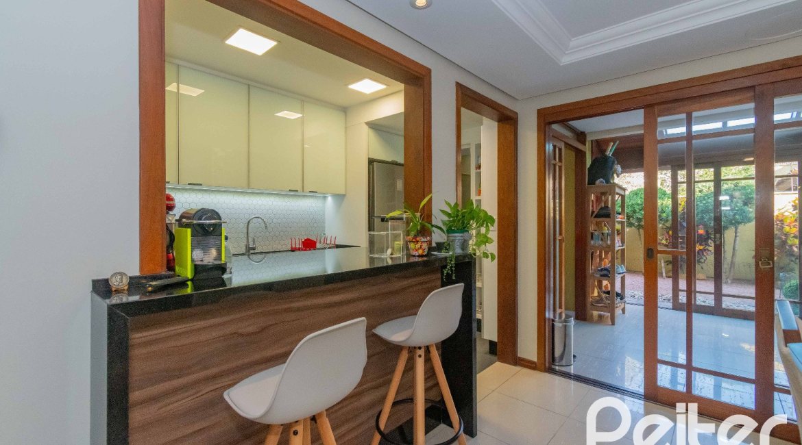 Casa à venda com 240m², 3 dormitórios, 1 suíte, 2 vagas, no bairro Tristeza em Porto Alegre