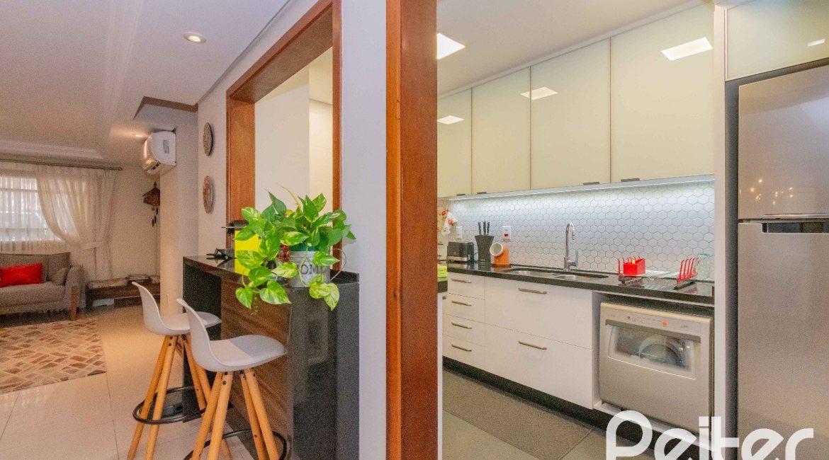 Casa à venda com 240m², 3 dormitórios, 1 suíte, 2 vagas, no bairro Tristeza em Porto Alegre