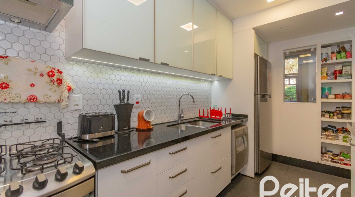 Casa à venda com 240m², 3 dormitórios, 1 suíte, 2 vagas, no bairro Tristeza em Porto Alegre