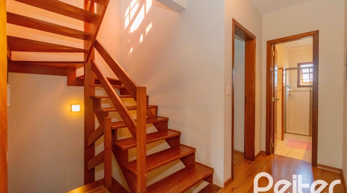 Casa à venda com 240m², 3 dormitórios, 1 suíte, 2 vagas, no bairro Tristeza em Porto Alegre