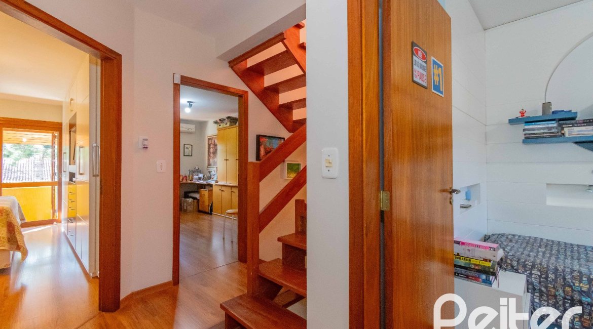 Casa à venda com 240m², 3 dormitórios, 1 suíte, 2 vagas, no bairro Tristeza em Porto Alegre