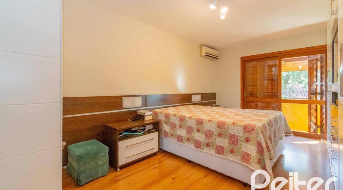 Casa à venda com 240m², 3 dormitórios, 1 suíte, 2 vagas, no bairro Tristeza em Porto Alegre